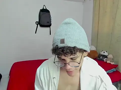 Snapshot of Tom_Blues chatting on 10-01-25, 12:55 Tom Blues online show from 10-01-25, 12:55