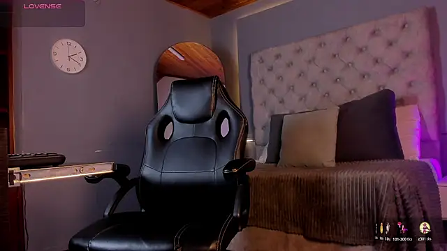 CarolaynStone online show from 10-24-25, 05:09