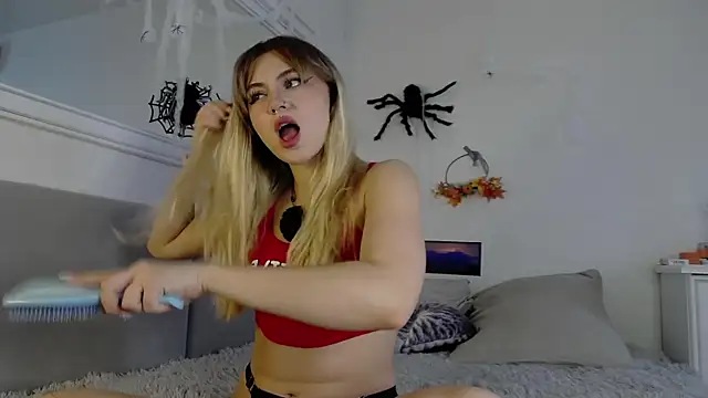 LunaMillie online show from 10-31-25, 08:26