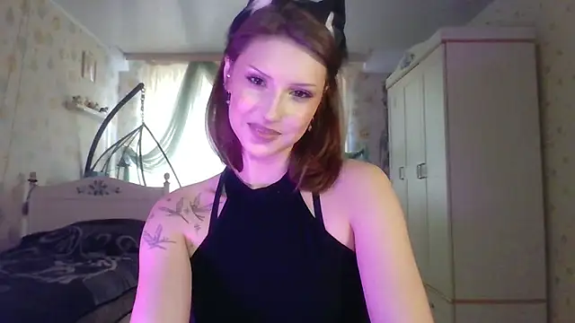 Snapshot of RuxaShade chatting on 10-31-25, 11:22 RuxaShade online show from 10-31-25, 11:22