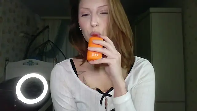 Snapshot of RuxaShade chatting on 11-27-25, 12:18 RuxaShade online show from 11-27-25, 12:18