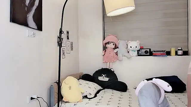 Snapshot of MaiLiiil chatting on 12-17-25, 02:45 MaiLiiil online show from 12-17-25, 02:45