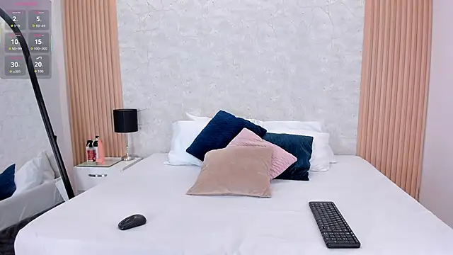 NaomyCollins   online show from 09-30-25, 01:38