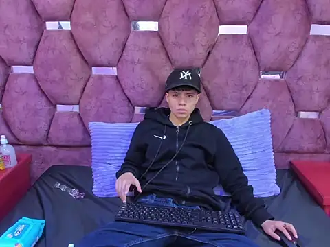 Snapshot of Bruno_Cruzz chatting on 10-14-25, 02:34 Bruno Cruzz online show from 10-14-25, 02:34