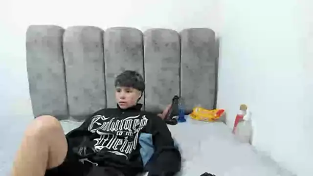 Snapshot of Bruno_Cruzz chatting on 04-18-26, 02:26 Bruno Cruzz online show from 04-18-26, 02:26