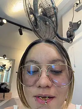 Sky Junne online show from 04-17-26, 05:16