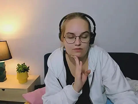 Snapshot of AliceCrazy69 chatting on 10-05-25, 04:33 AliceCrazy69 online show from 10-05-25, 04:33