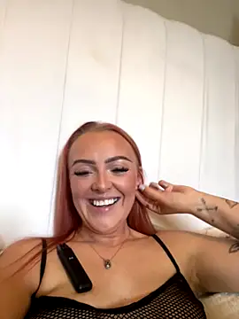 Snapshot of RedHeadRoxyUK chatting on 10-24-25, 10:00 RedHeadRoxyUK online show from 10-24-25, 10:00