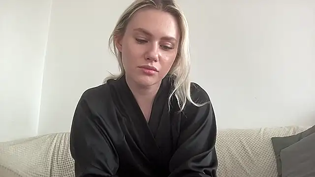 Snapshot of ElaraLuxxxe chatting on 10-14-25, 10:05 ElaraLuxxxe online show from 10-14-25, 10:05