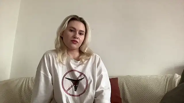 Snapshot of ElaraLuxxxe chatting on 10-21-25, 09:54 ElaraLuxxxe online show from 10-21-25, 09:54