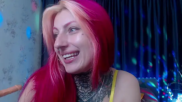 Snapshot of Nina_Blum_ chatting on 10-27-25, 06:28 Nina Blum online show from 10-27-25, 06:28