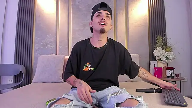 Snapshot of NikoStone_ chatting on 06-24-26, 04:00 NikoStone online show from 06-24-26, 04:00