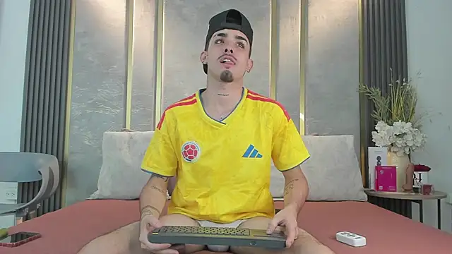 Snapshot of NikoStone_ chatting on 06-28-26, 04:40 NikoStone online show from 06-28-26, 04:40