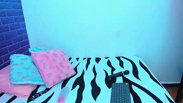 Snapshot of Cora_222 chatting on 11-26-25, 10:27 Cora 222 online show from 11-26-25, 10:27