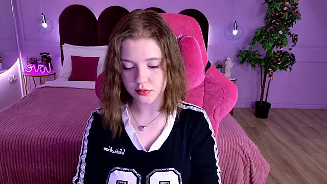 Snapshot of AlmaSound chatting on 05-19-26, 05:03 AlmaSound online show from 05-19-26, 05:03
