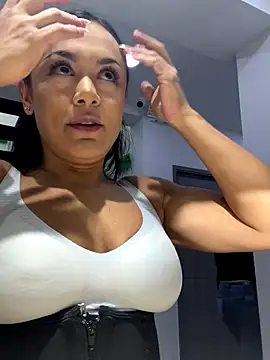 Snapshot of TiffanyyLam chatting on 10-01-25, 11:27 TiffanyyLam online show from 10-01-25, 11:27