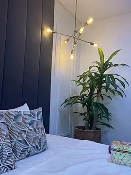 Snapshot of TiffanyyLam chatting on 10-17-25, 10:51 TiffanyyLam online show from 10-17-25, 10:51