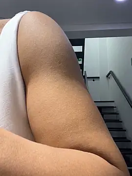 Snapshot of TiffanyyLam chatting on 10-18-25, 10:49 TiffanyyLam online show from 10-18-25, 10:49