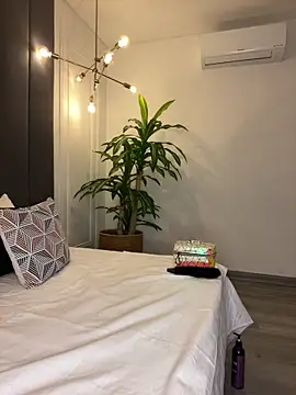 Snapshot of TiffanyyLam chatting on 10-19-25, 03:01 TiffanyyLam online show from 10-19-25, 03:01