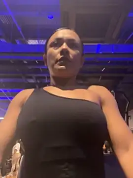 Snapshot of TiffanyyLam chatting on 10-28-25, 10:19 TiffanyyLam online show from 10-28-25, 10:19