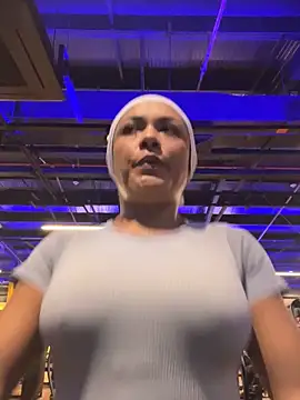 Snapshot of TiffanyyLam chatting on 11-04-25, 10:47 TiffanyyLam online show from 11-04-25, 10:47