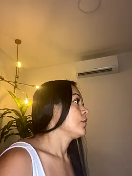 Snapshot of TiffanyyLam chatting on 12-16-25, 11:37 TiffanyyLam online show from 12-16-25, 11:37