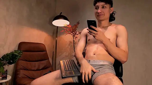 Snapshot of enzo_steel chatting on 11-21-25, 02:54 enzo steel online show from 11-21-25, 02:54