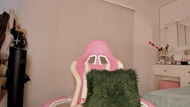 Snapshot of Lauuuuuuuu_ chatting on 09-26-25, 04:16 Lauuuuuuuu online show from 09-26-25, 04:16