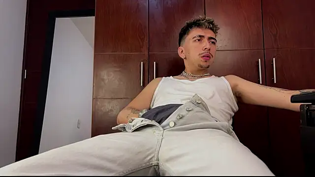 Snapshot of liamty_luxor chatting on 10-20-25, 01:17 liamty luxor online show from 10-20-25, 01:17