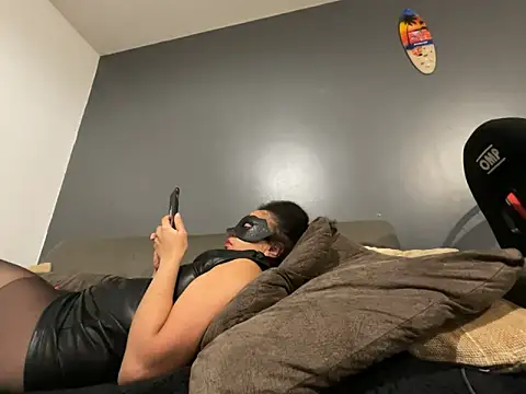 Snapshot of MILF_Stephanie chatting on 11-22-25, 01:37 MILF Stephanie online show from 11-22-25, 01:37