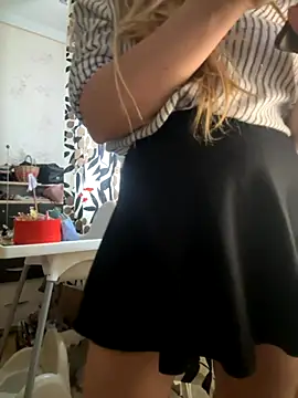 Snapshot of Nikihot__ chatting on 11-22-25, 10:58 Nikihot online show from 11-22-25, 10:58