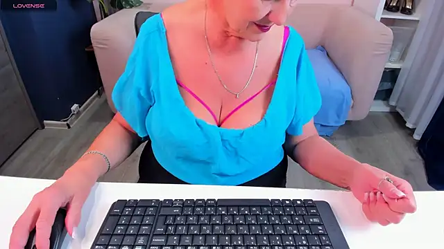 Snapshot of HotandMature chatting on 01-20-25, 02:46 HotandMature online show from 01-20-25, 02:46