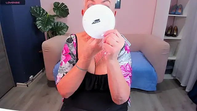 Snapshot of HotandMature chatting on 01-24-25, 08:34 HotandMature online show from 01-24-25, 08:34