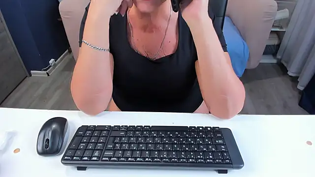 Snapshot of HotandMature chatting on 09-13-25, 09:20 HotandMature online show from 09-13-25, 09:20