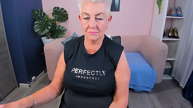 Snapshot of HotandMature chatting on 09-17-25, 08:38 HotandMature online show from 09-17-25, 08:38