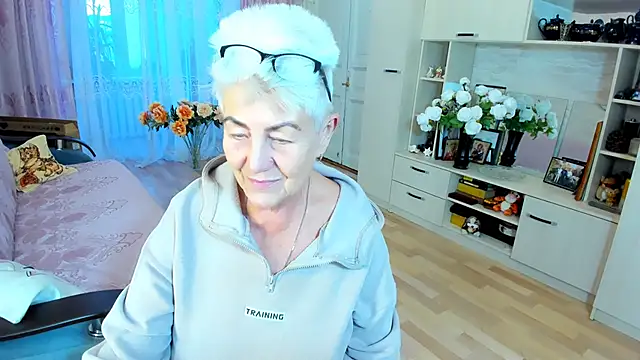 Snapshot of HotandMature chatting on 12-22-25, 10:12 HotandMature online show from 12-22-25, 10:12