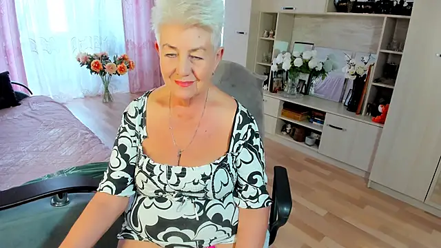 Snapshot of HotandMature chatting on 05-13-26, 11:07 HotandMature online show from 05-13-26, 11:07