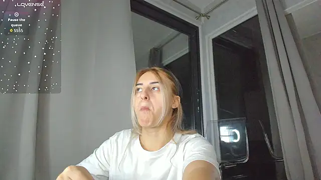 Snapshot of Ella_Vee chatting on 10-10-25, 03:38 Ella Vee online show from 10-10-25, 03:38