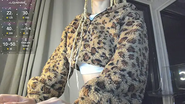 Snapshot of Ella_Vee chatting on 10-21-25, 02:45 Ella Vee online show from 10-21-25, 02:45