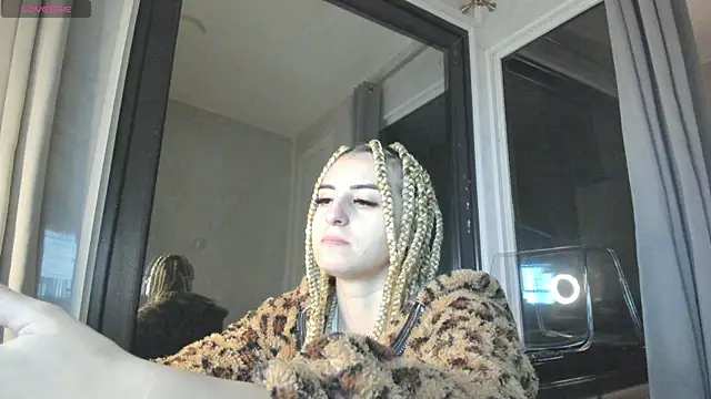 Snapshot of Ella_Vee chatting on 10-26-25, 04:07 Ella Vee online show from 10-26-25, 04:07