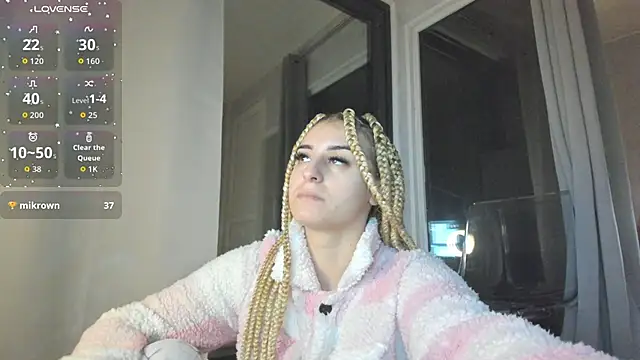 Snapshot of Ella_Vee chatting on 10-29-25, 03:53 Ella Vee online show from 10-29-25, 03:53