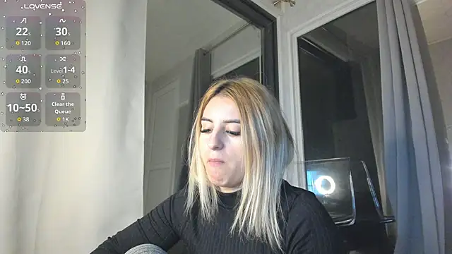 Snapshot of Ella_Vee chatting on 11-13-25, 04:00 Ella Vee online show from 11-13-25, 04:00