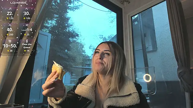 Snapshot of Ella_Vee chatting on 11-14-25, 05:50 Ella Vee online show from 11-14-25, 05:50