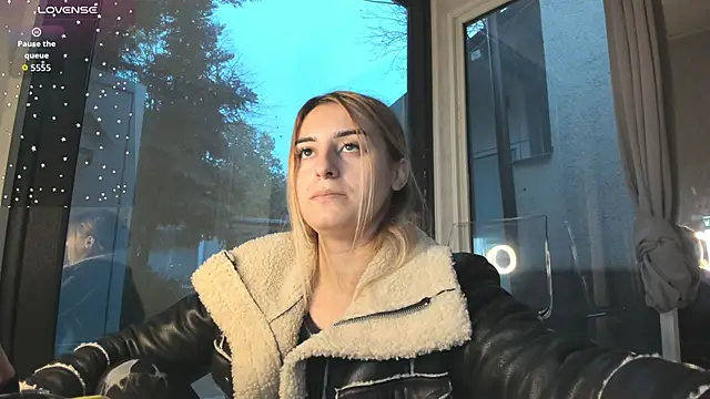 Snapshot of Ella_Vee chatting on 11-23-25, 06:02 Ella Vee online show from 11-23-25, 06:02