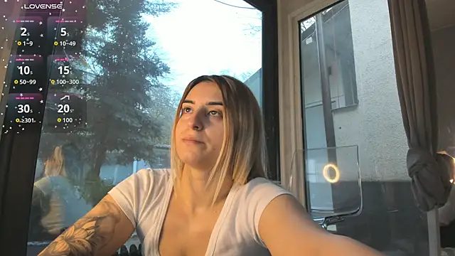 Snapshot of Ella_Vee chatting on 11-29-25, 06:49 Ella Vee online show from 11-29-25, 06:49