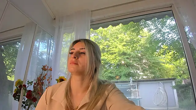 Snapshot of Ella_Vee chatting on 05-11-26, 04:40 Ella Vee online show from 05-11-26, 04:40