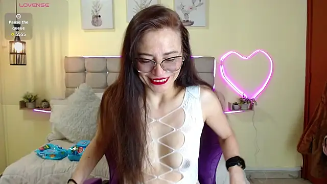 Snapshot of _naomi_s chatting on 06-15-26, 01:46 naomi s online show from 06-15-26, 01:46