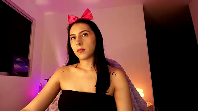 Snapshot of violethun_ chatting on 10-14-25, 04:57 violethun online show from 10-14-25, 04:57