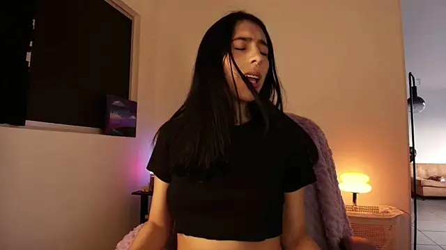 Snapshot of violethun_ chatting on 10-19-25, 10:49 violethun online show from 10-19-25, 10:49