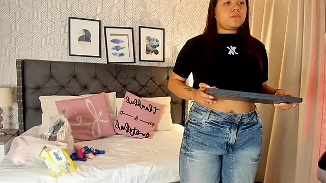 Snapshot of sophie__blare chatting on 05-17-26, 12:01 sophie blare online show from 05-17-26, 12:01